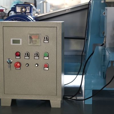 Mesin Pelet Pakan Ikan Terapung Skala Kecil 55kw 700kg / H Dengan Dua Lengan