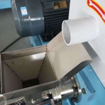 400kg / H ODM Lini Produksi Mesin Pelet Pakan Ikan Terapung 90mm Sekrup Tunggal